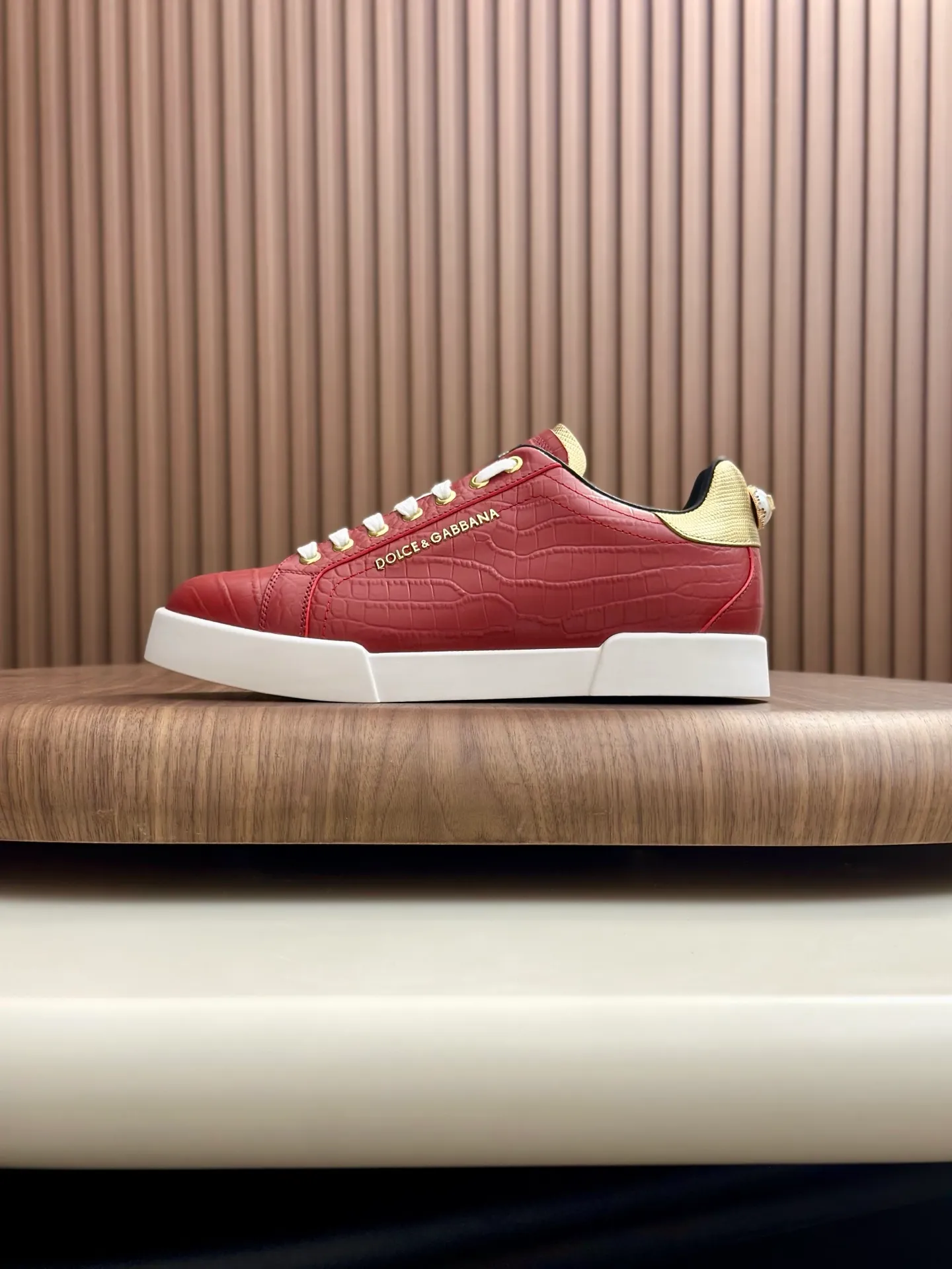 New product 💰800 DG Dolce & Gabbana men's shoes 💰ortofino calfskin sneakers ♞size; 39~44 (customized 38.45.46) Iconic men's shoes 💰ortofino series of sneakers, classic and timeless style, now presented with fashionable details. The calfskin engraved DG logo is a subtle finishing touch. Men's shoes💰ortofino calfskin sneakers: